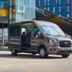 NY MULIGHET: Også Navs nye rammeavtale er dominert av Volkswagen og Mercedes-Benz. Men Ford Transit 2T Kombi (bildet) er rangert som førstevalg i posten for stor bil med automatgir. Også en mindre Transit-modell er tilgjengelig for dem som trenger en middels stor bil. (Foto: Ford Motor Norge)