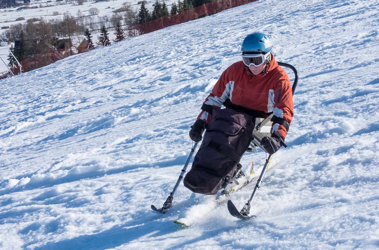 Illustrasjonsbilde av mann som kjører sitski ned en slalåmbakke.