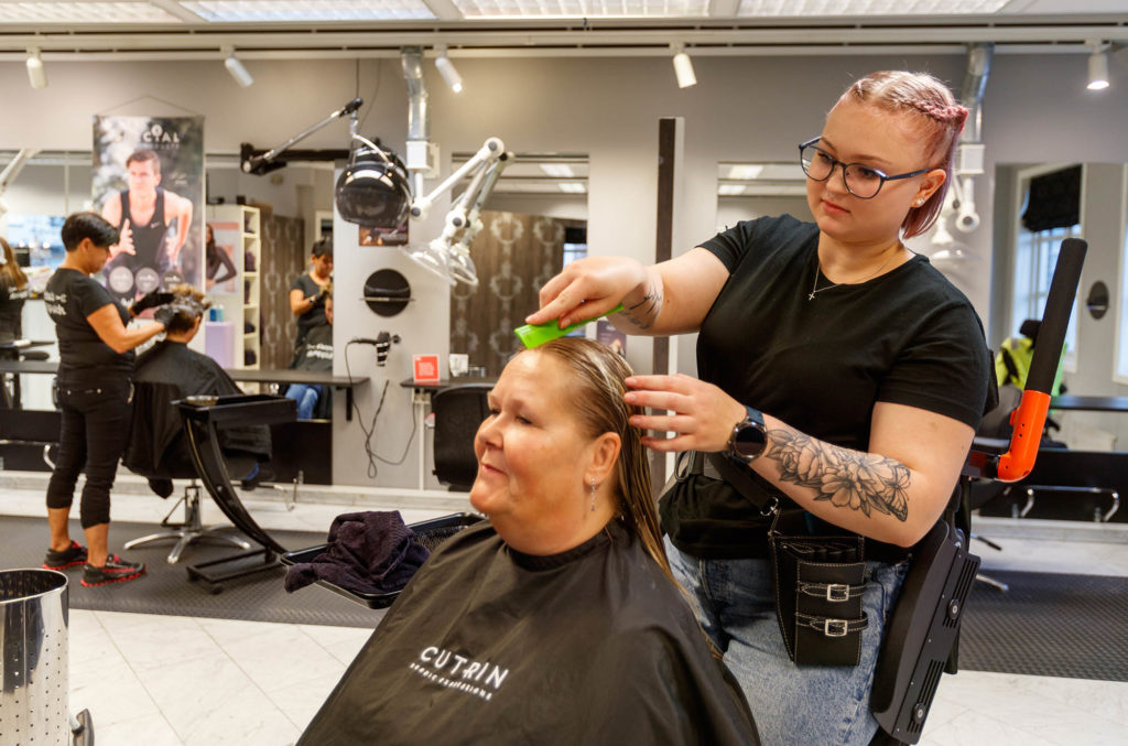 Benedicte jobber med kunde Merete.