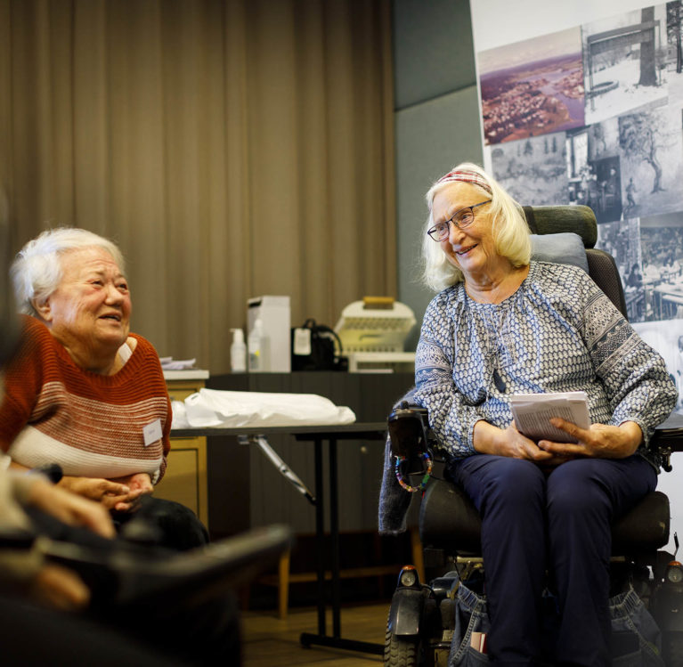 Anna og Astrid i samtale under gruppearbeidet.