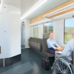 FLEKSIBELT: Eksempel på hvordan en rullestolplass vil kunne se ut i de nye togsettene. (Illustrasjon: Astom)