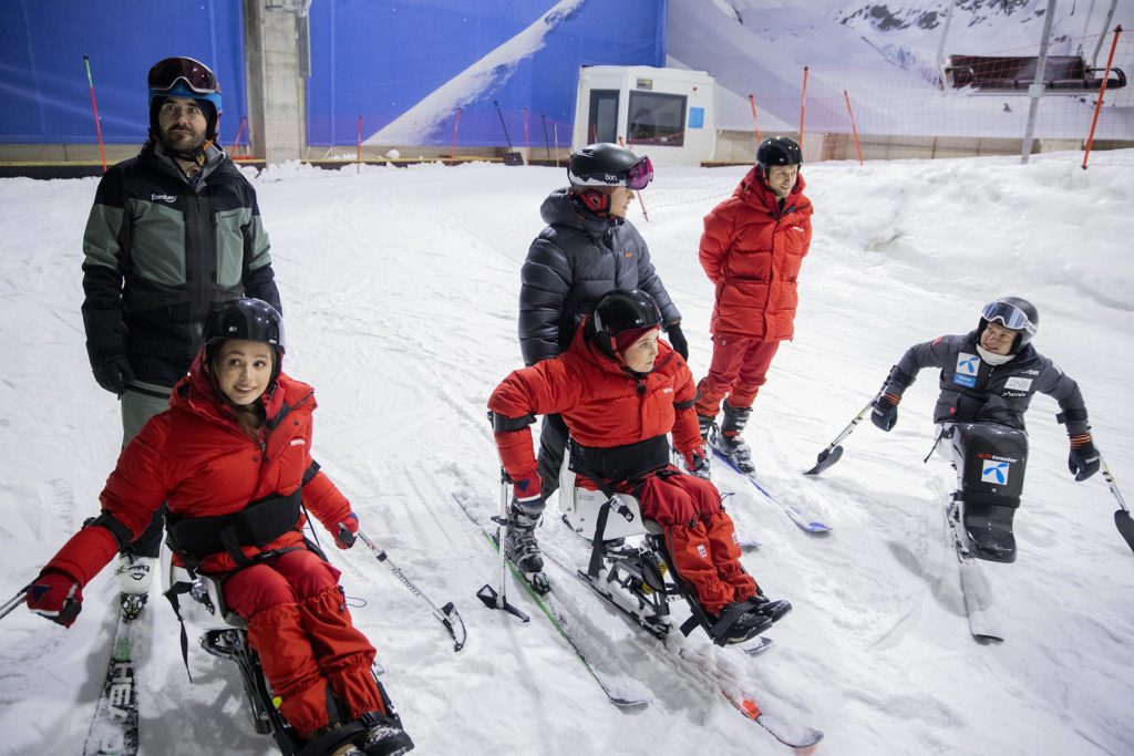 Saltvik Pedersen instruerer kjendisene som også sitter i sit-ski.