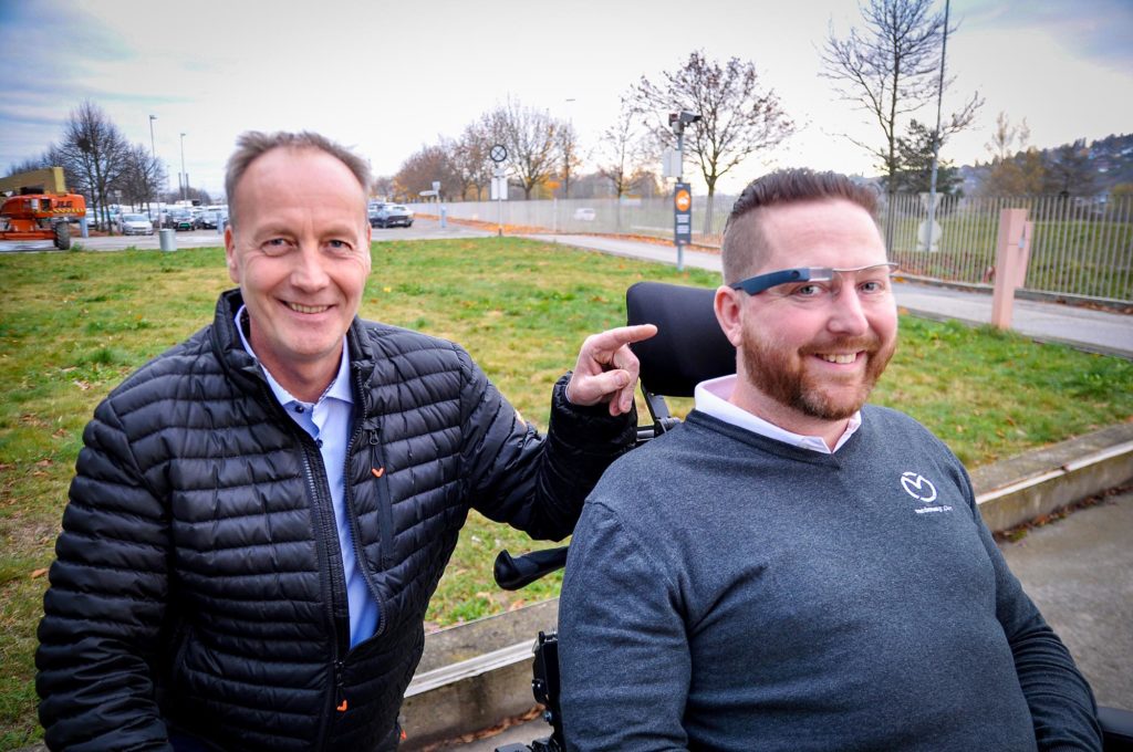 Gustavsen smiler og peker på brillen som Glenn Hansen har på.