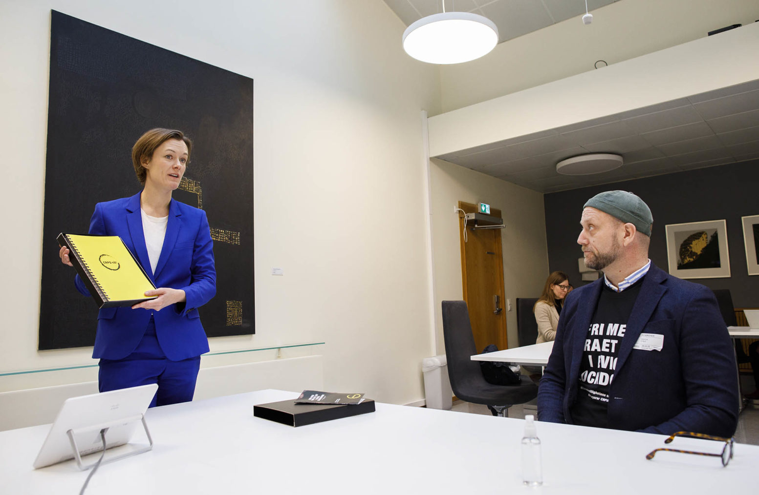 Anette Trettebegstuen med heftet med underskrifter, sammen med Ståle Bratlie.