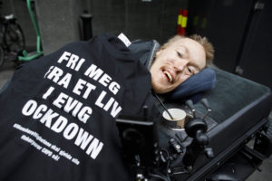 Torstein Lerhol med T-skjorte med teksten "Fri meg fra et liv med evig lockdown".