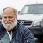 FORSVARET VILLE HA BILEN: Sverre Bergenholdt er avhengig av sin spesialtilpassede Mercedes-Benz Sprinter, i bakgrunnen. Derfor ble han svært overrasket over at Forsvaret varslet at den var forhåndskrekvirert. (Foto: Ivar Kvistum)