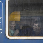 I SIKKERHET: Barna fra to institusjoner i Kyiv ankommer jernbanestasjonen i Zahoni i Ungarn. (Foto: NTB / AP Photo / Balazs Kaufmann)