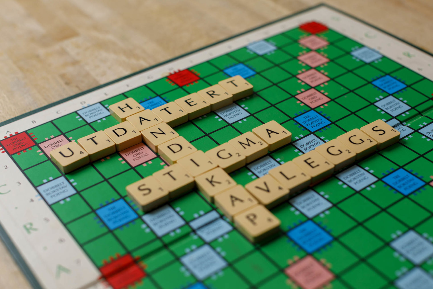 Bilde av et Scrabble-spill der ordet «handikap» er lagt i kombinasjon med ordene «utdatert», «stigma» og «avleggs».