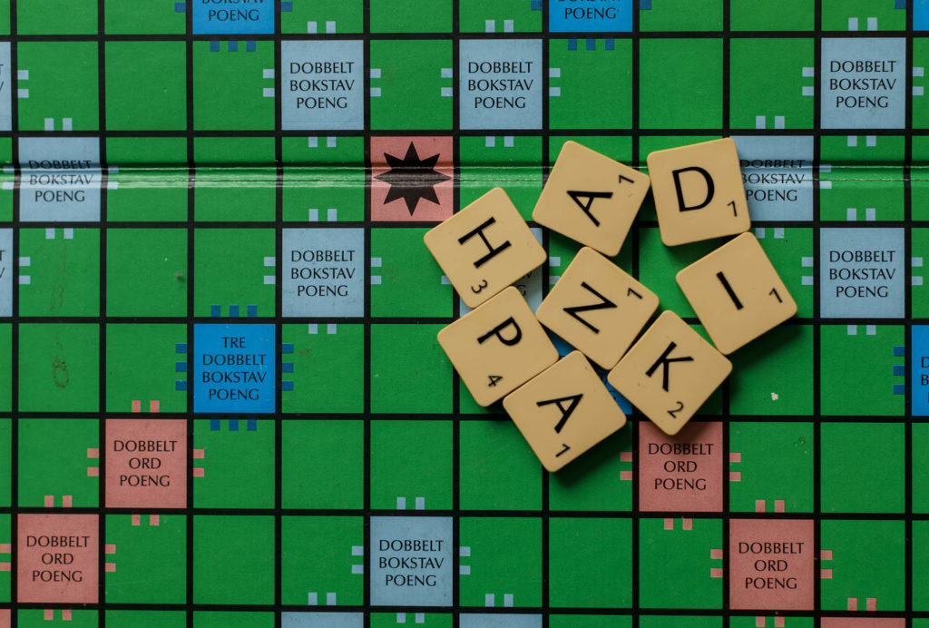 Bilde av Scrabble-brett der bokstavene i ordet handikap ligger hulter til bulter.