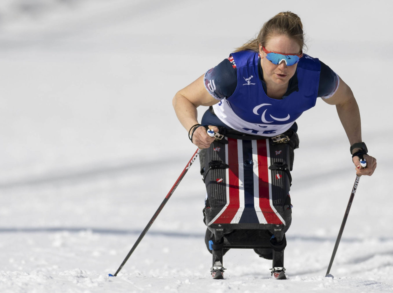 Birgit Skarstein i løypa, iført T-skjorte og solbriller.