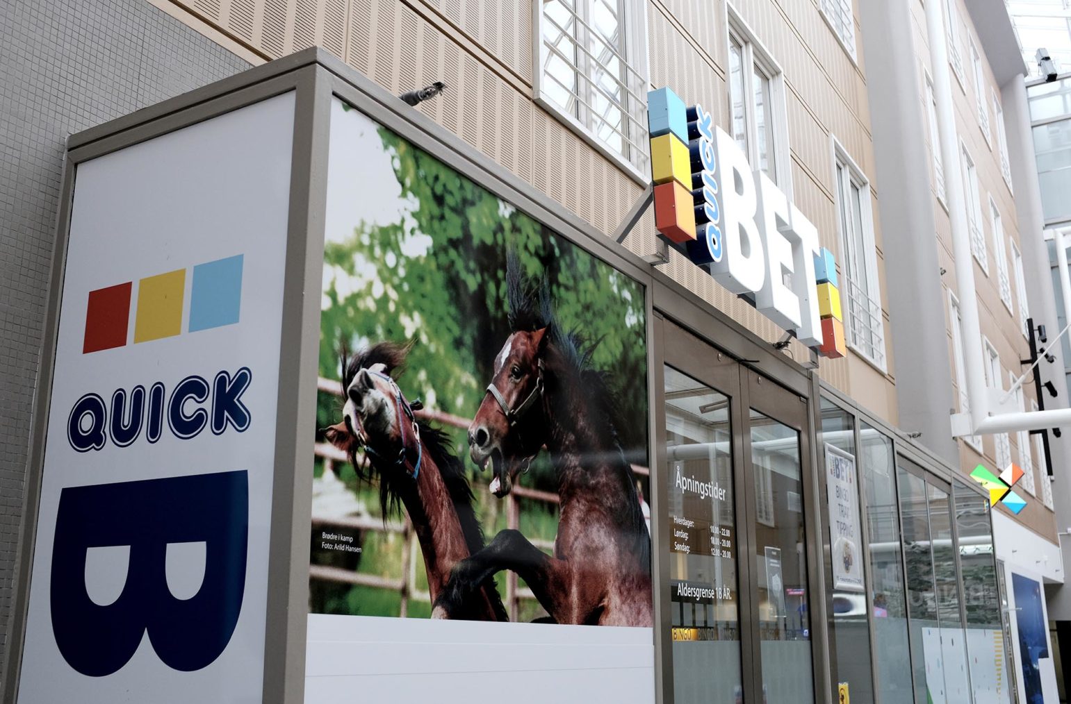 Bilde av fasaden på bingohallen med Quick Bet-logoen over døren.