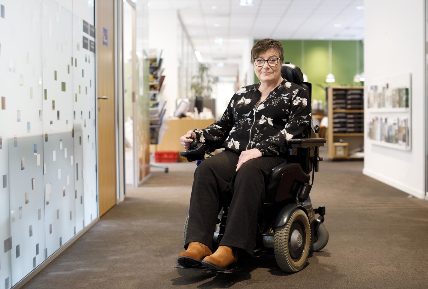 Tove Linnea Brandvik i elektrisk rullestol i NHFs lokaler.