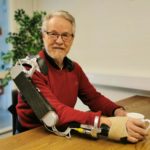 EKSOSKJELETT: Professor emeritus Terje Kristoffer Lien utviklet den første prototypen på et eksoskjelett som brukeren kan snakke til. (Foto: Vilje Bionics)