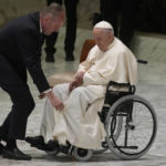 RULLENDE PAVE: Et vondt kne er årsaken til at pave Frans er blitt nødt til å bruke rullestol i det siste. (Foto: Gregorio Borgia, AP, NTB)