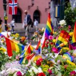 BLOMSTERHAV: Folk har lagt ned blomster og pride-flagg etter det natt til lørdag ble avfyrt flere skudd på utsiden av London pub i sentrum av Oslo. En sentral tillitsvalgt i NHFU er blant de skadde.
(Foto: Javad Parsa, NTB)