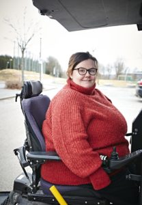 Sarah Naomi med rullestol og bil.