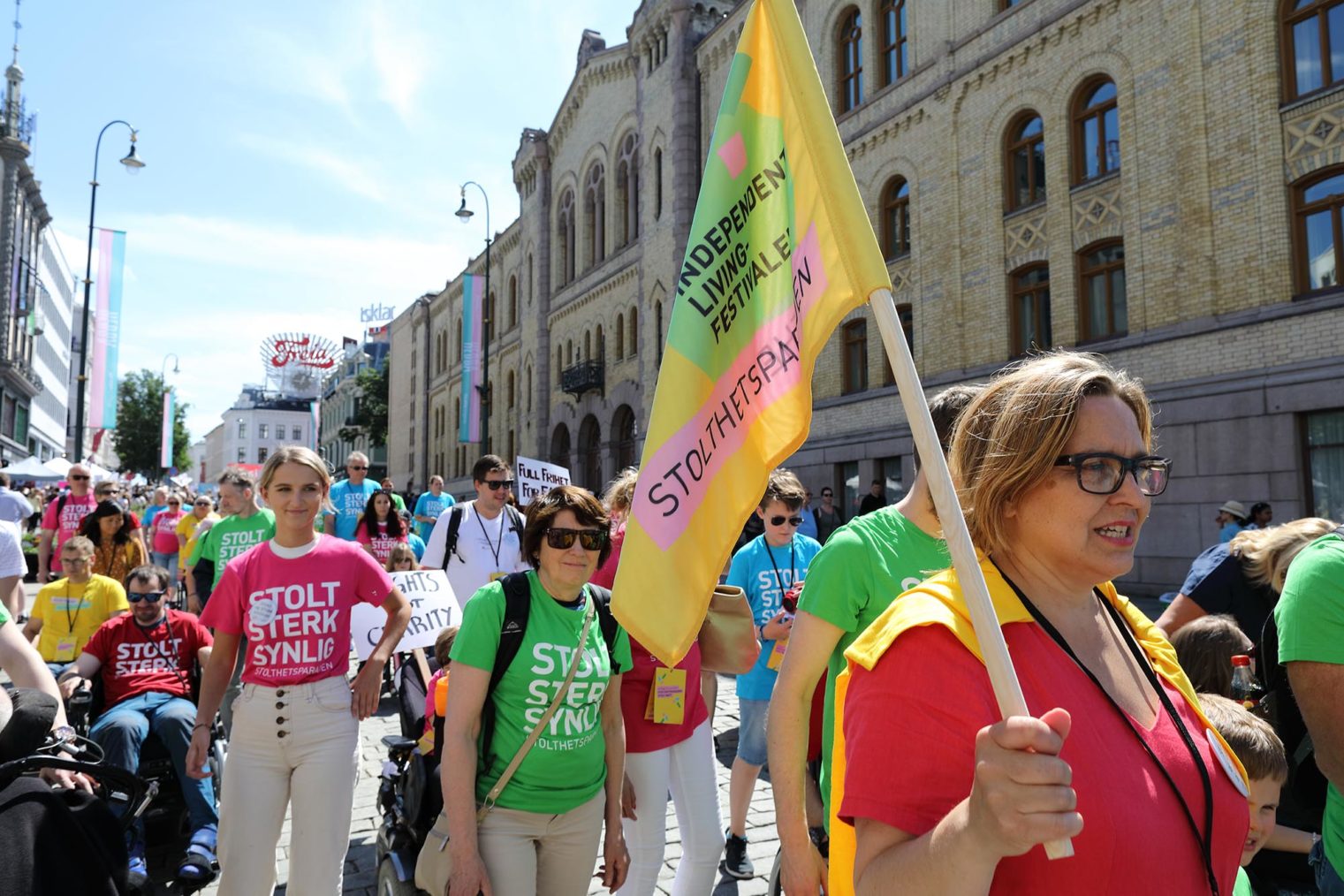 Bilde av paraden som passerer Stortinget.