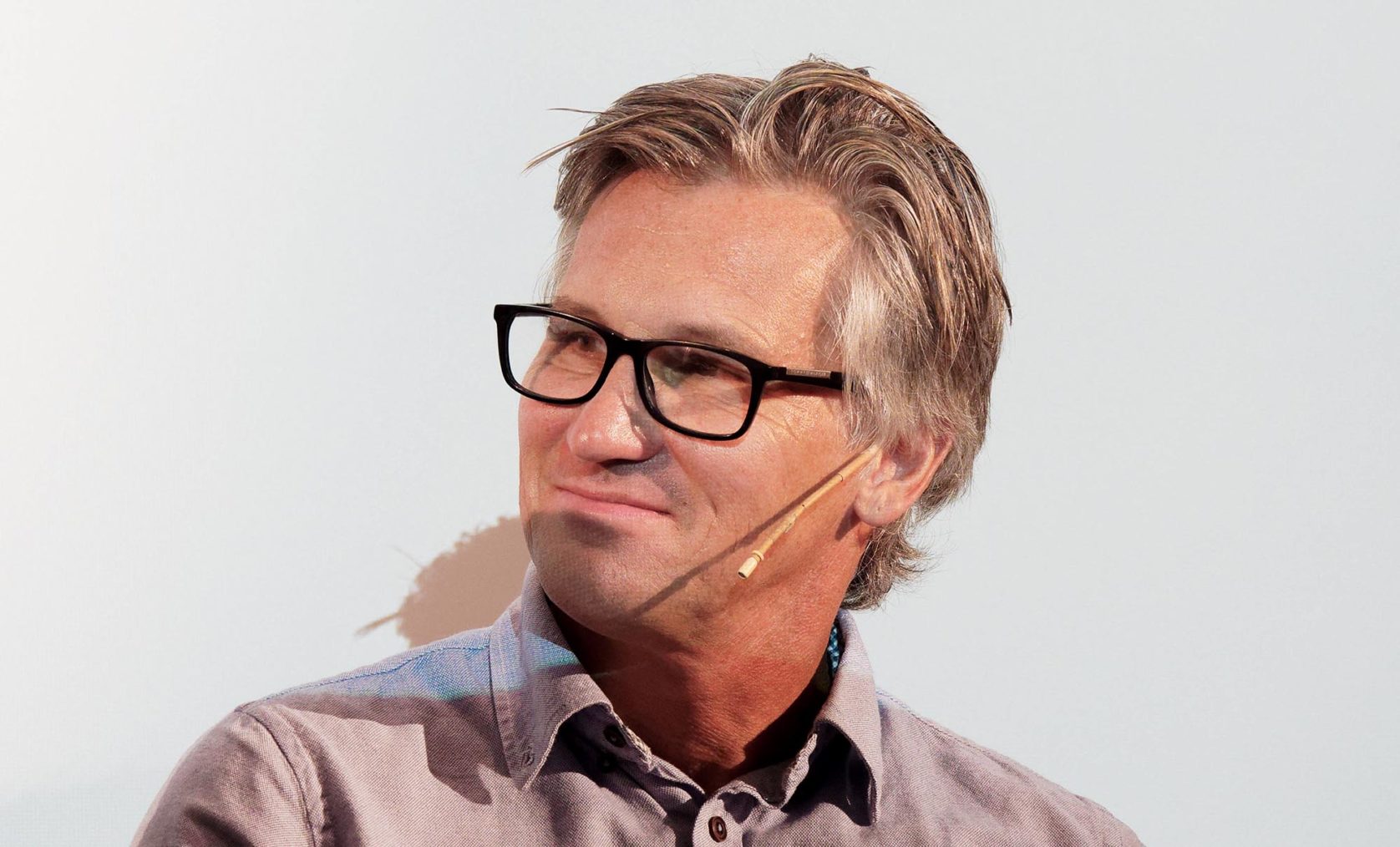 Nærbilde av en smilende Bjørn Erik Thon som deltar i debatten.