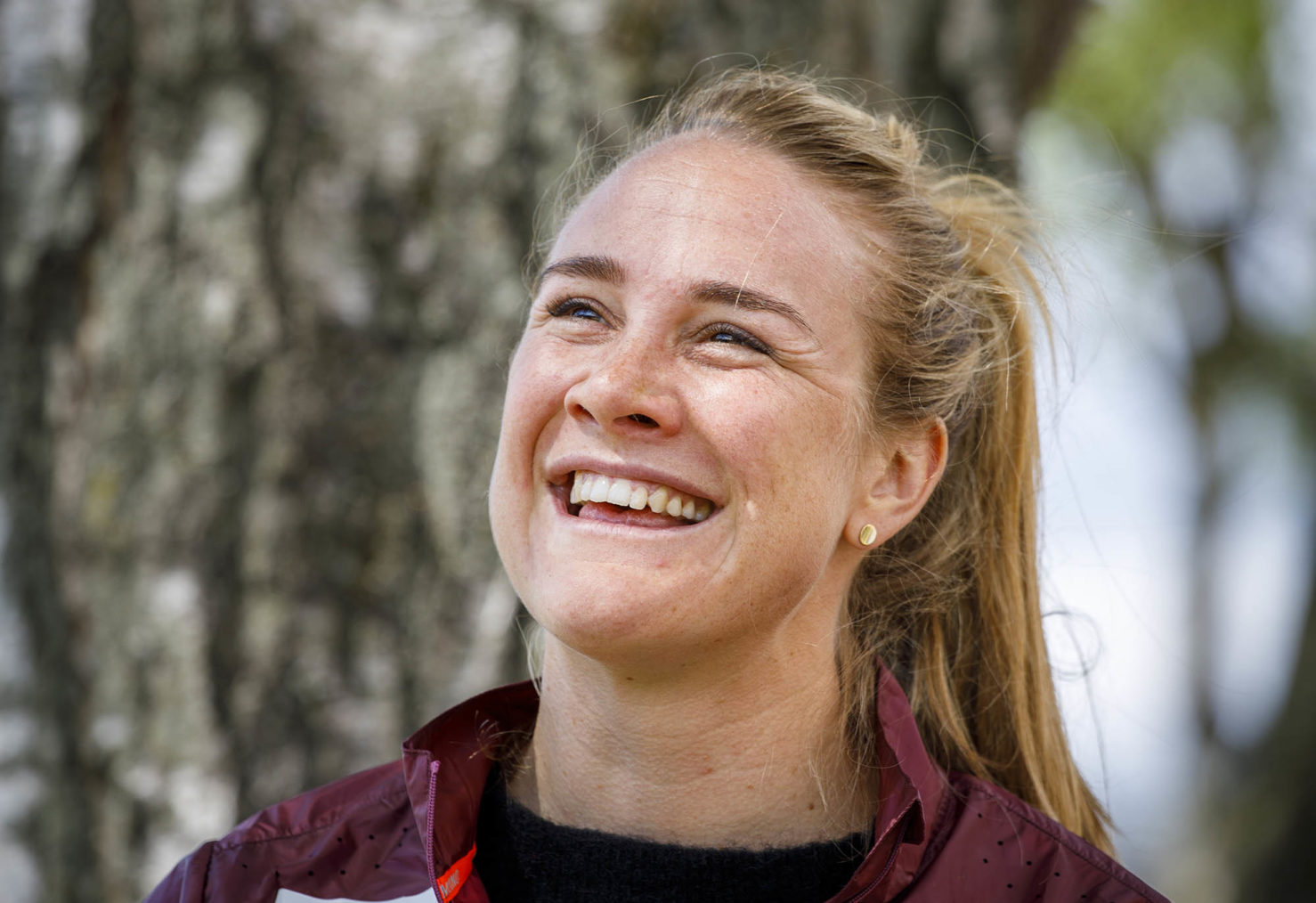 Portrettfoto av en smilende Birgit Skarstein.