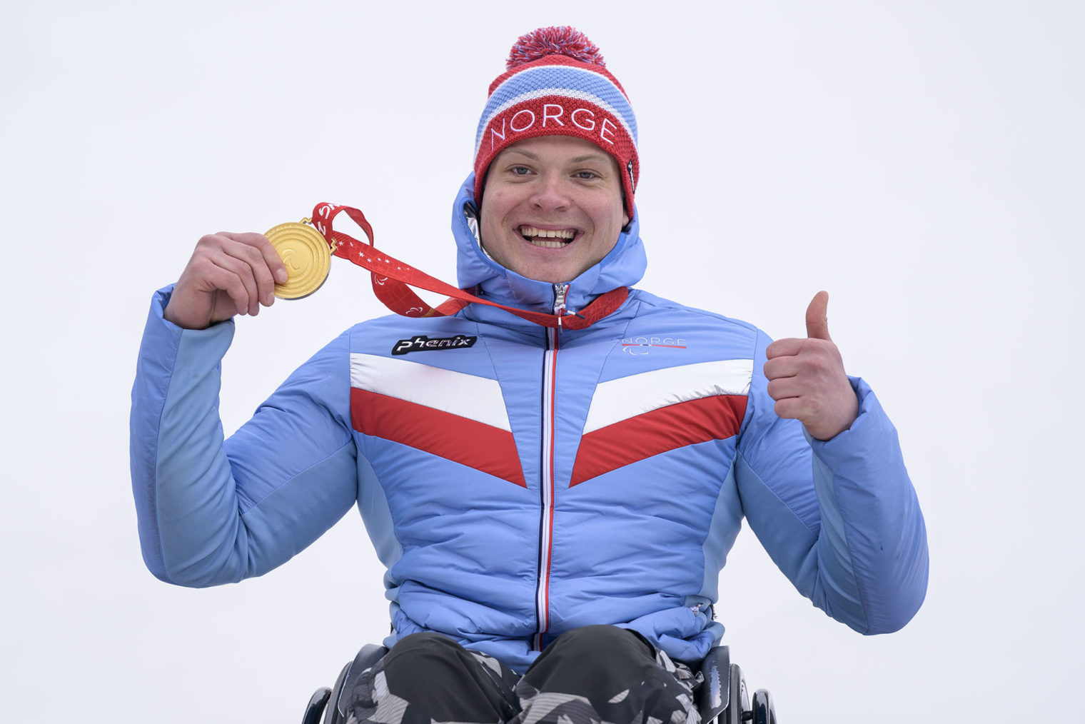 Jesper Saltvik Pedersen poserer med gullmedalje.