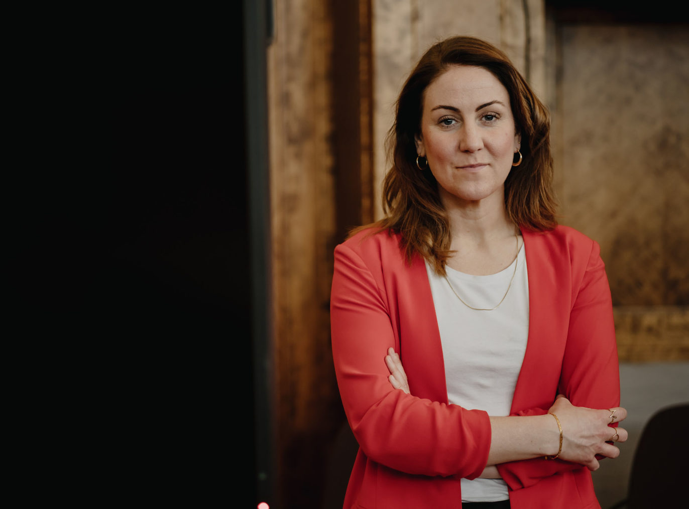 Portrettfoto av Tonje Brenna, alvorlig poserende med armene i kors.