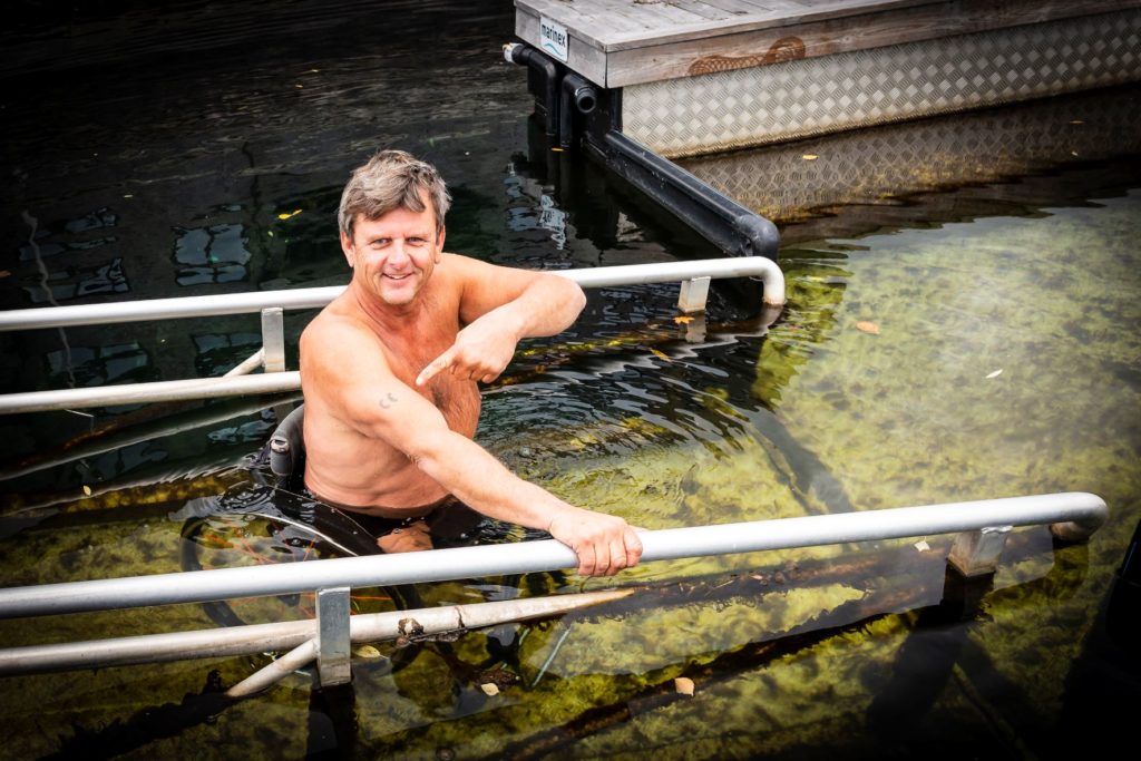 Atle Haglund på vei ned i badebingen på Sørenga i rullestol.