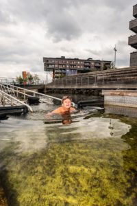 Atle Haglund svømmer i badebingen på Sørenga.