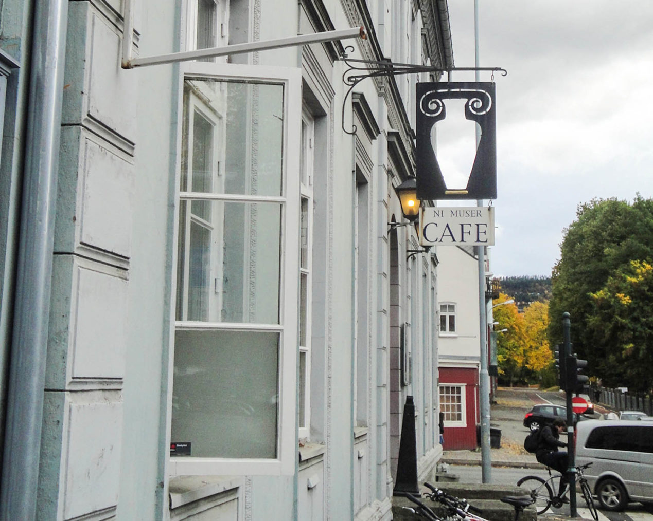 Bilde av fasaden på cafe Ni Muser i Trondheim.
