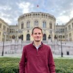 FLERE I ARBEID: Det finnes veldig mange flinke folk – bare de får sjansen av fellesskapet, sier Aleksander Stokkebø som sitter i arbeids- og sosialkomiteen på Stortinget for Høyre. I sitt alternative budsjett setter partiet av midler til 1000 VTA-plasser og 1000 tilrettelagte arbeidsplasser. (Foto: Britt Knutsdatter Arnhøy)