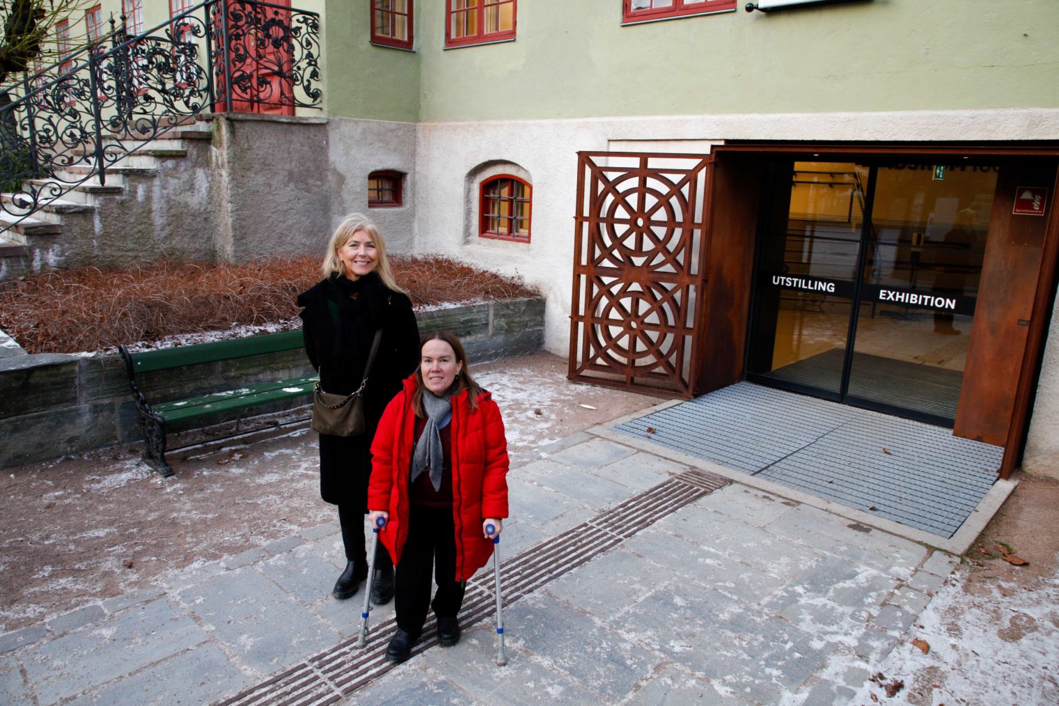 Arkitekt Cecilie Thue og historiker Monica Mørch foran den trinnfrie inngangen til utstillingen Tidsrom på Folkemuseet.