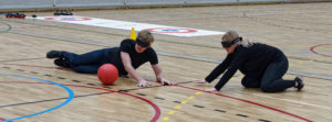 Casper André Rønning og Christine trana prøver goalball.