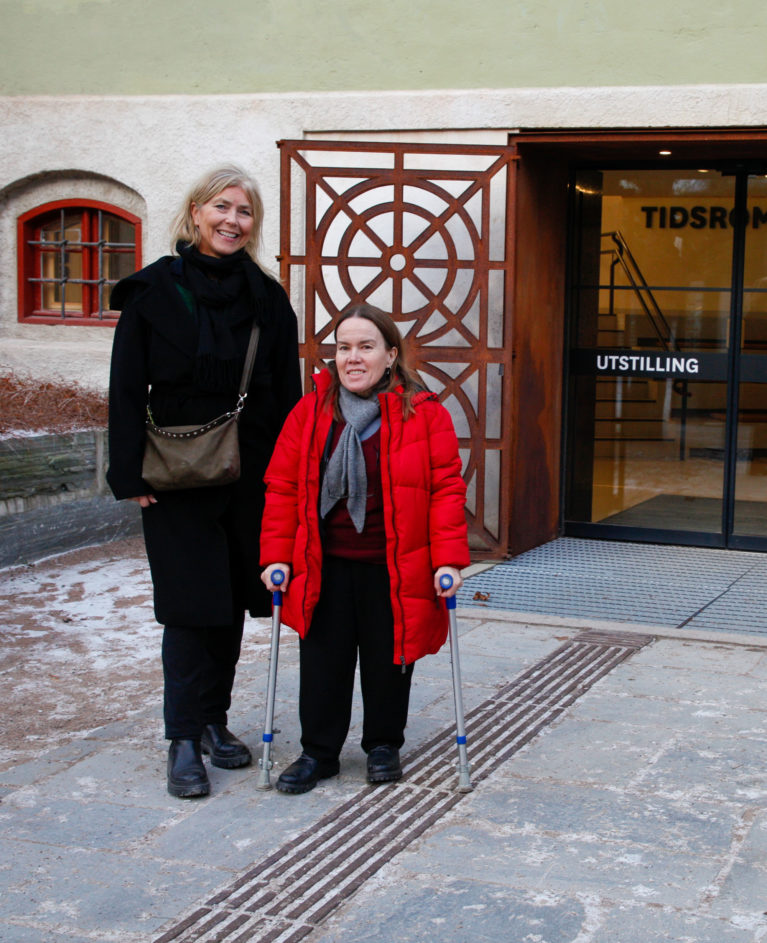 Arkitekt Cecilie Thue og historiker Monica Mørch foran den trinnfrie inngangen til utstillingen Tidsrom på Folkemuseet.