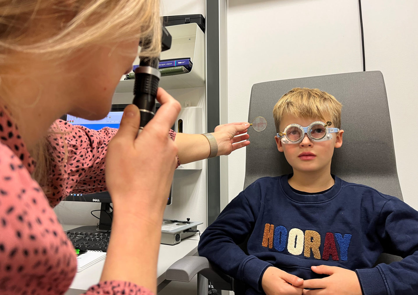 Barn hos synsundersøkelse hos optiker.