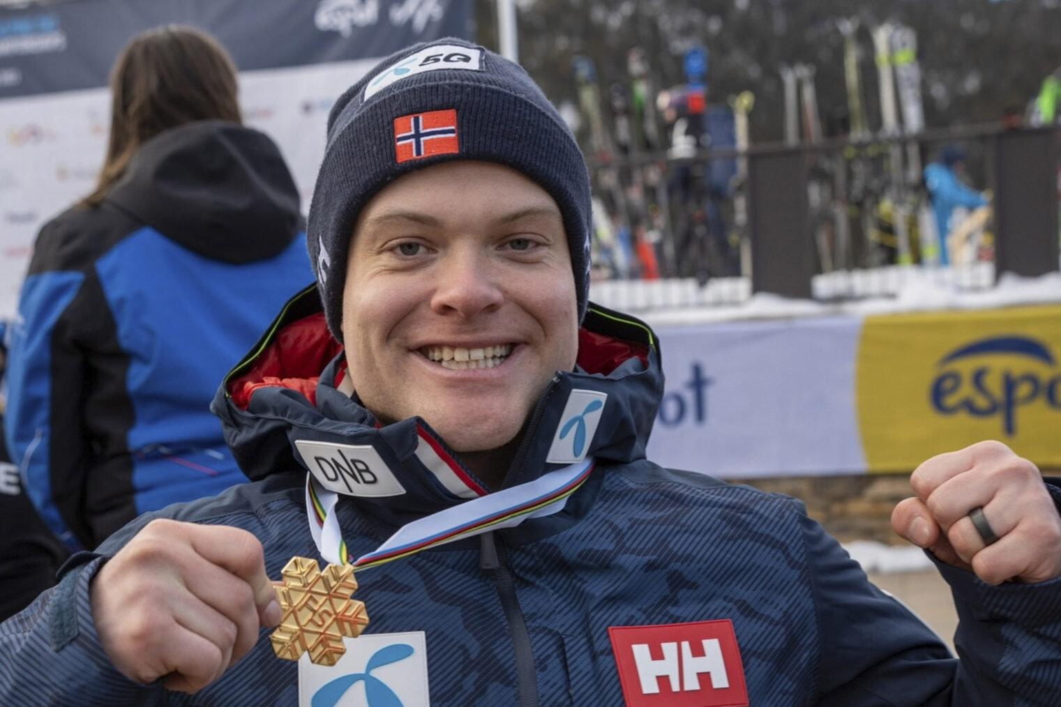 Jesper Saltvik Pedersen poserer med gullmedaljen rundt halsen.