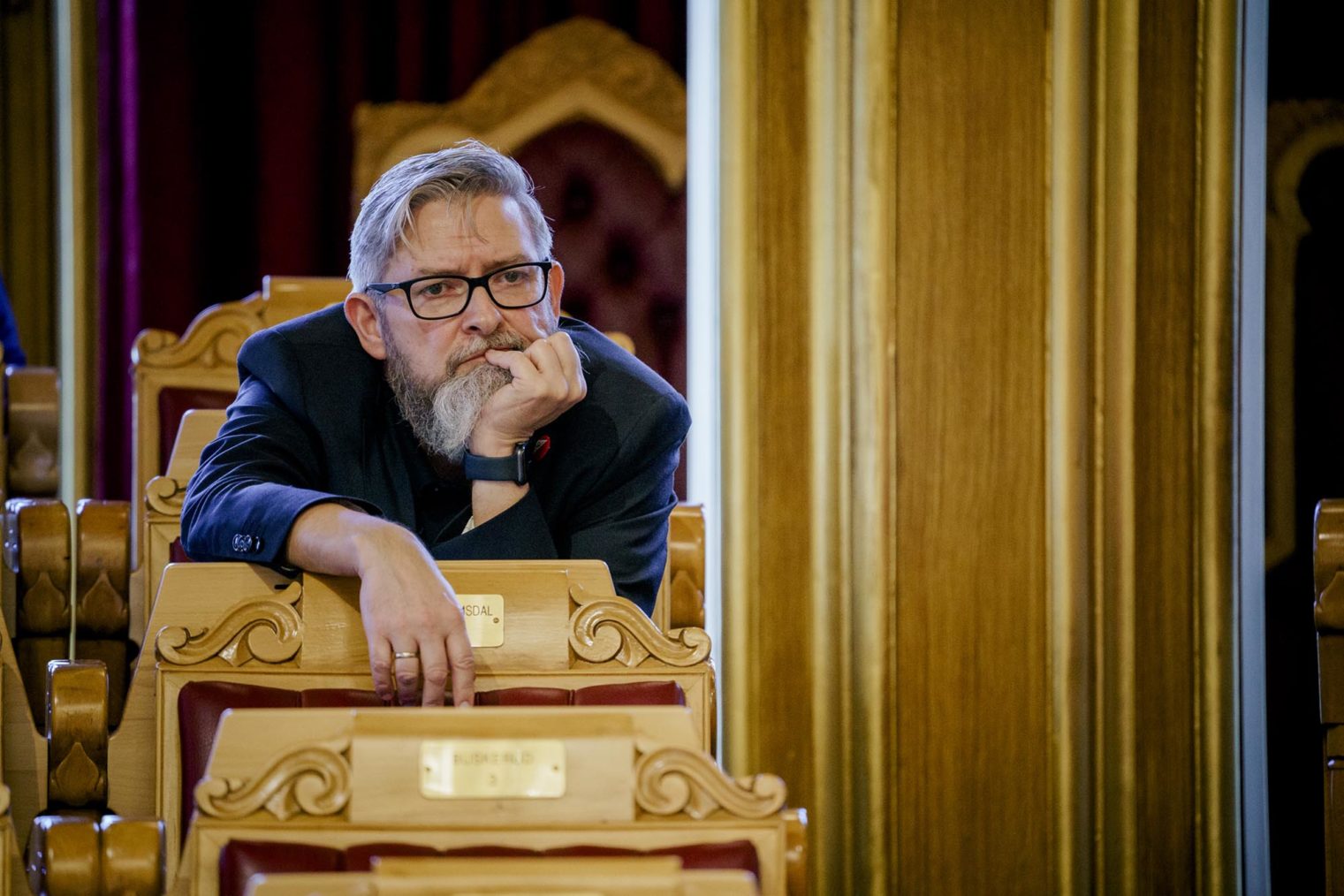 Cato Brunvand Ellingsen sitter i stortingssalen, haken på hånden og lytter til et innlegg.