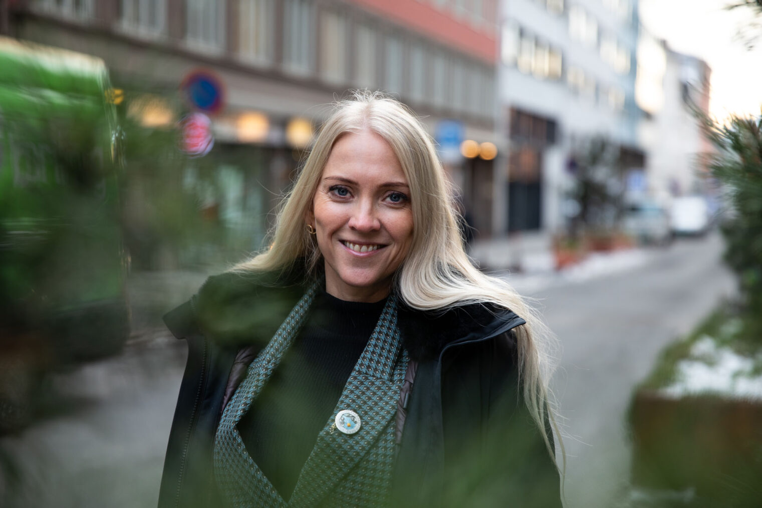Portrett av Lill Sverresdatter Larsen i gatemiljø.