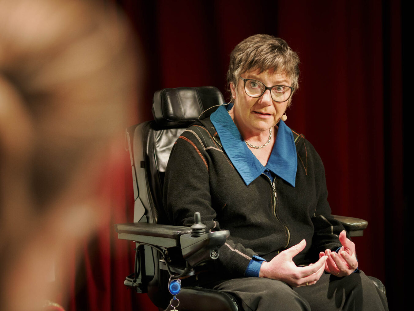 Tove Linnea Brandvik argumenterer og gestikulerer i en debatt.