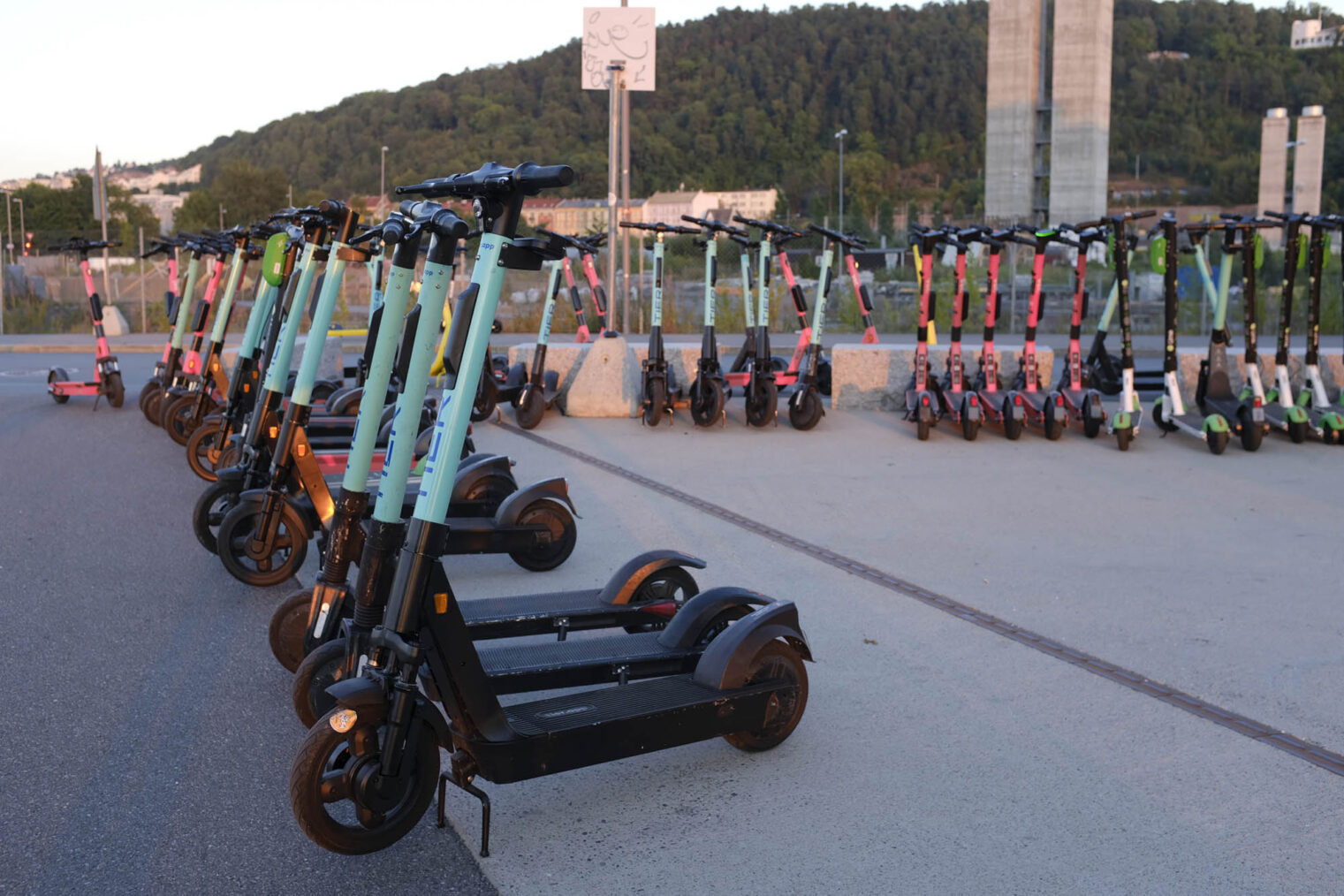 En stor samling elsparkesykler parkert på Sørenga i Oslo.
