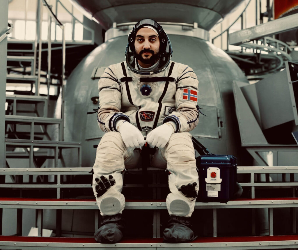 Nima Shahinian i astronautdrakt i et rromtreningsanlegg.