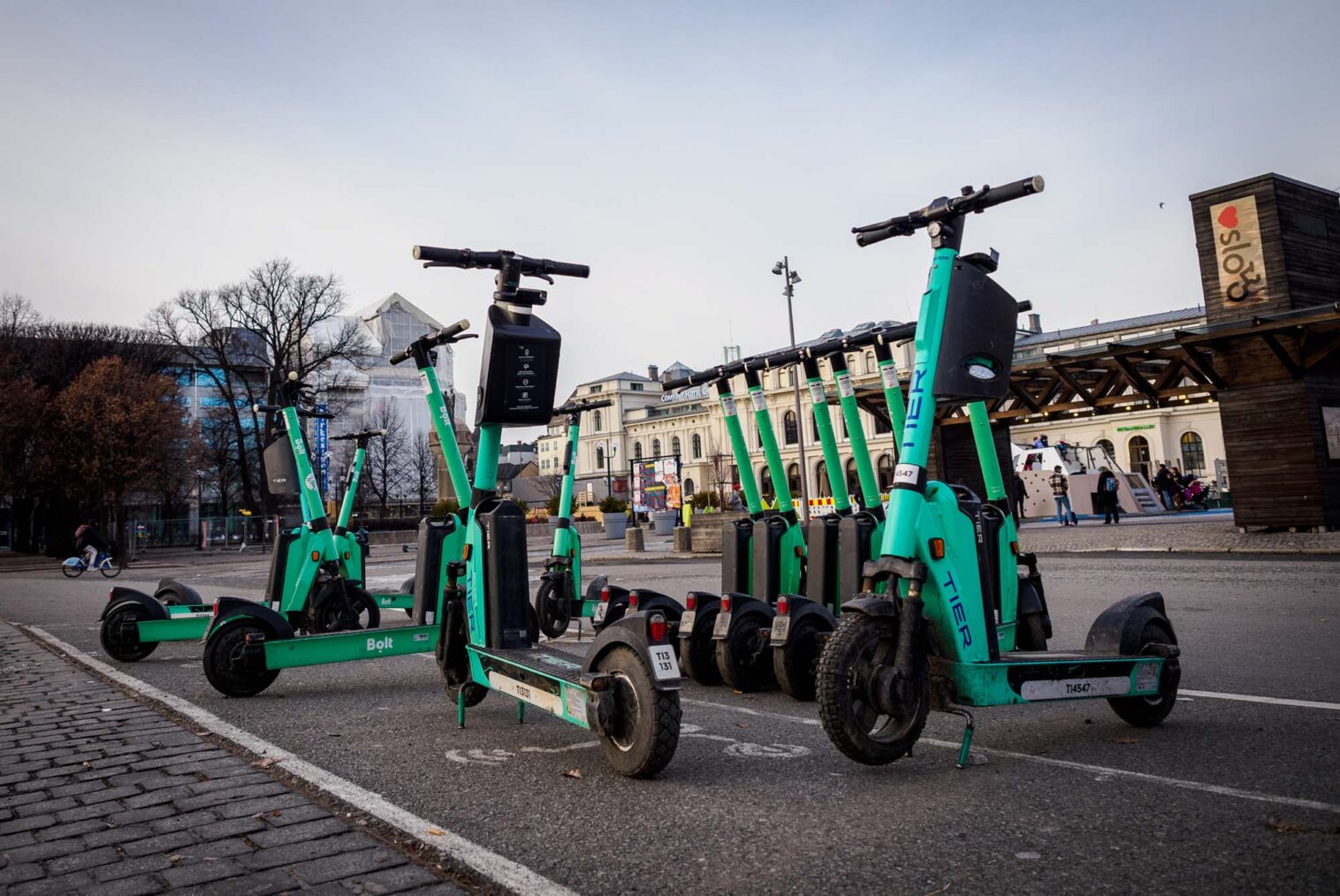 En klynge med elsparkesykler parkert i Oslo sentrum.