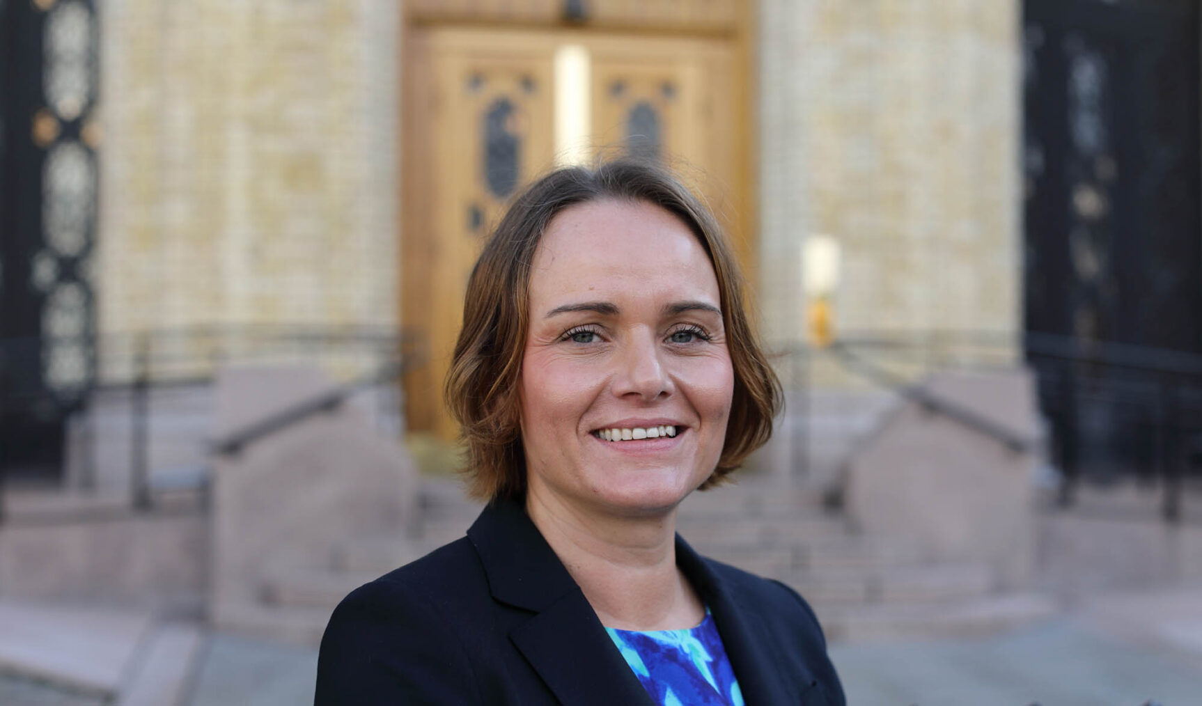 Portrett av Margret Hagerup foran Stortinget.