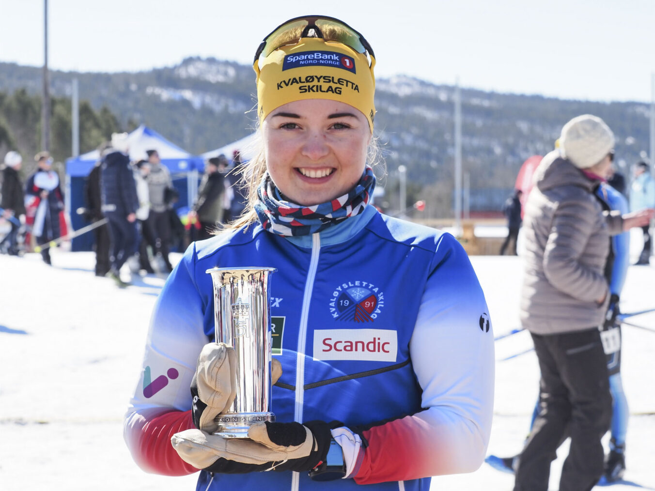 Vilde Nilsen poserer smilende med kongepokalen i hendene.