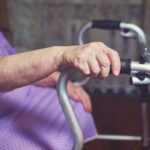 HØYERE FUNKSJONSEVNE: Eldre over 70 som mottar helsetjenester, har mye høyere funksjonsnivå nå enn før, viser studie. Men likevel vil antallet eldre med behov for hjemmebaserte tjenester, øke betydelig. (Illustrasjonsfoto: Stutterstock, NTB)