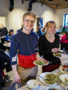 De to forsyner seg med mat fra festbuffeten.