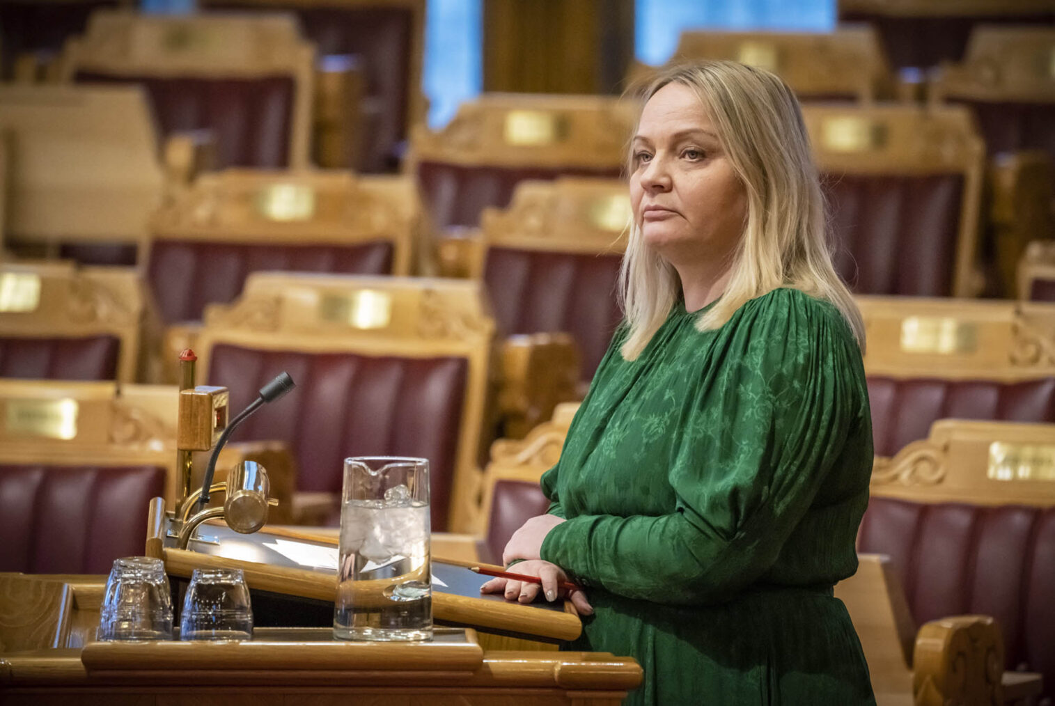 Mona Fagerås på Stortingets talerstol.
