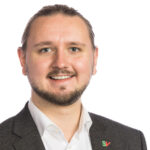 STÅR VED MOTSTANDEN: Freddy André Øvstegård i SV forklarer at regjeringens forslag om å trekke det foreslåtte lovforbudet mot unge på sykehjem skal opp i kontroll- og konstitusjonskomiteen.
(Foto: Stortinget)