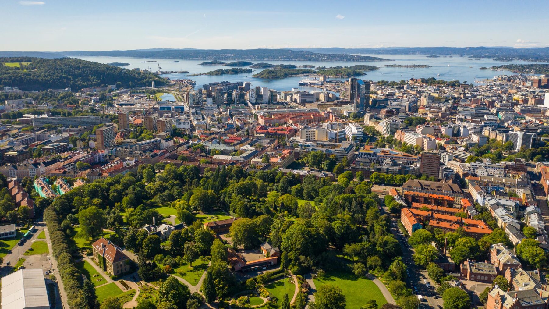 Oslo fotografert fra luften med fjorden i bakgrunnen.