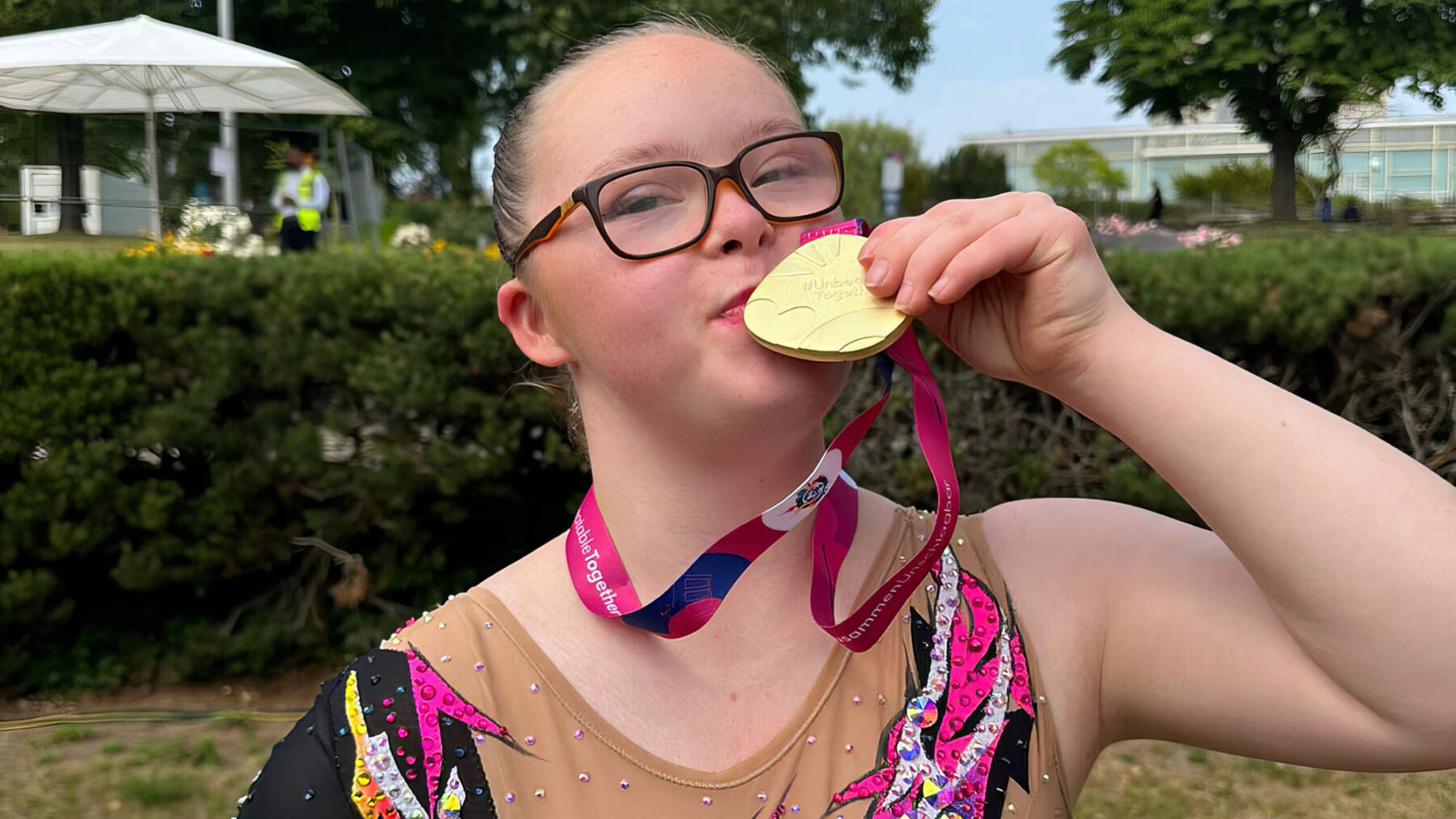 Fjeldengen kysser gullmedaljen.