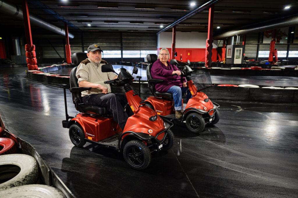 De to i hver sin minicrosser på banen.