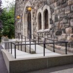 BORT MED BARRIERENE: Kirken vil fjerne barrierer som utestenger funksjonshemmede, både fysisk og på andre måter. Bildet er fra inngangen til Ålesund kirke. (Foto: Ivar Kvistum)